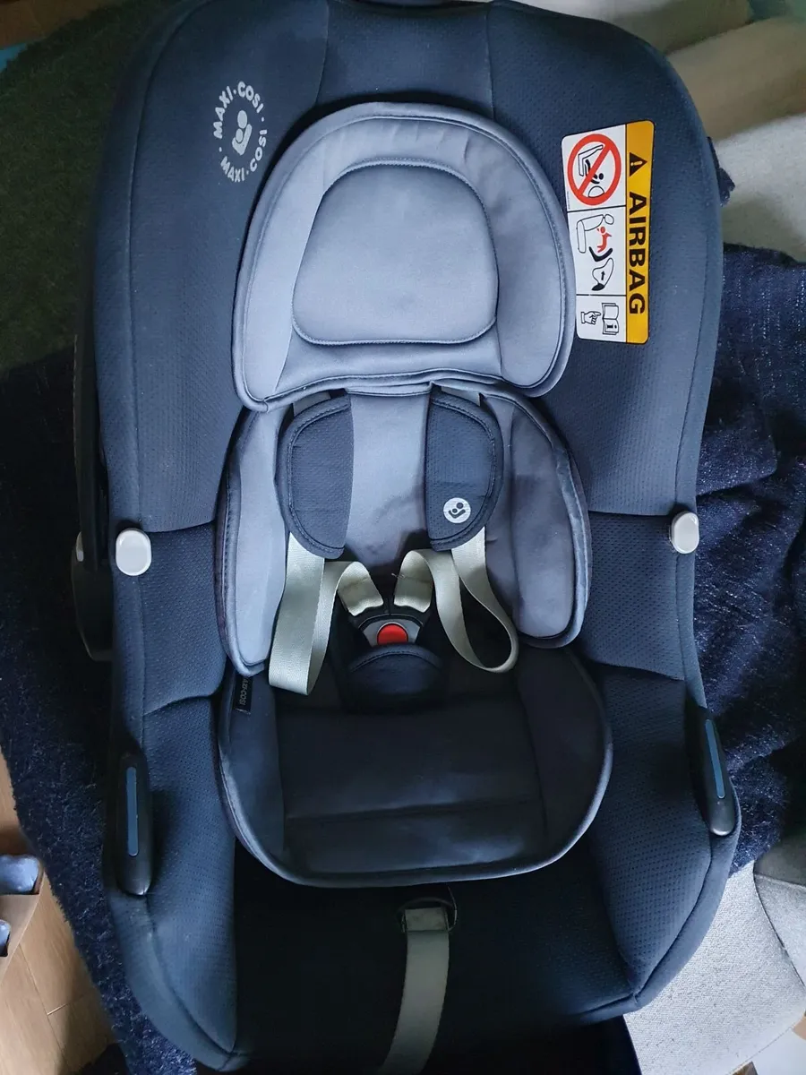 Maxi-Cosi ISOFix Baby Car Seat + Base - Image 3
