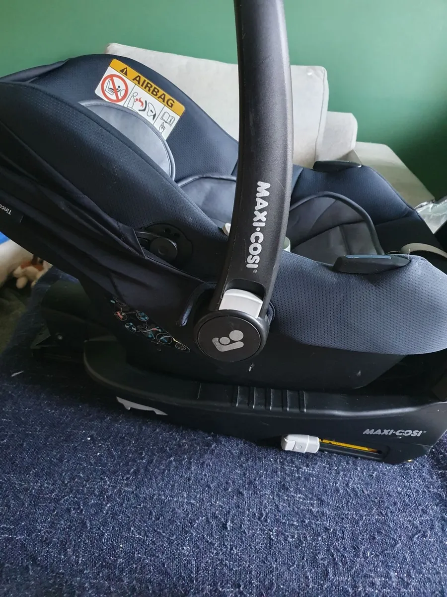 Maxi-Cosi ISOFix Baby Car Seat + Base - Image 4
