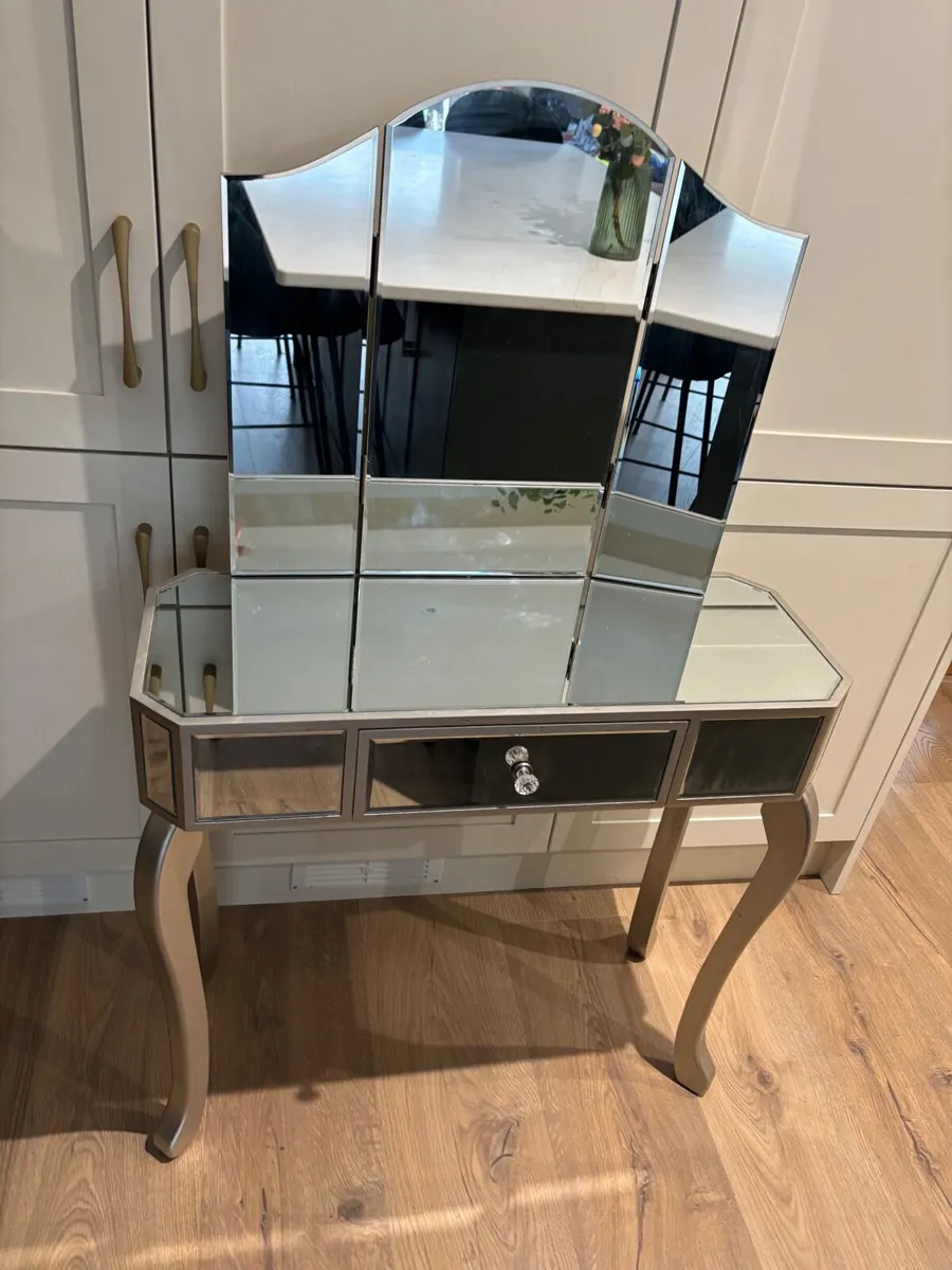 Vanity make up table - Image 1