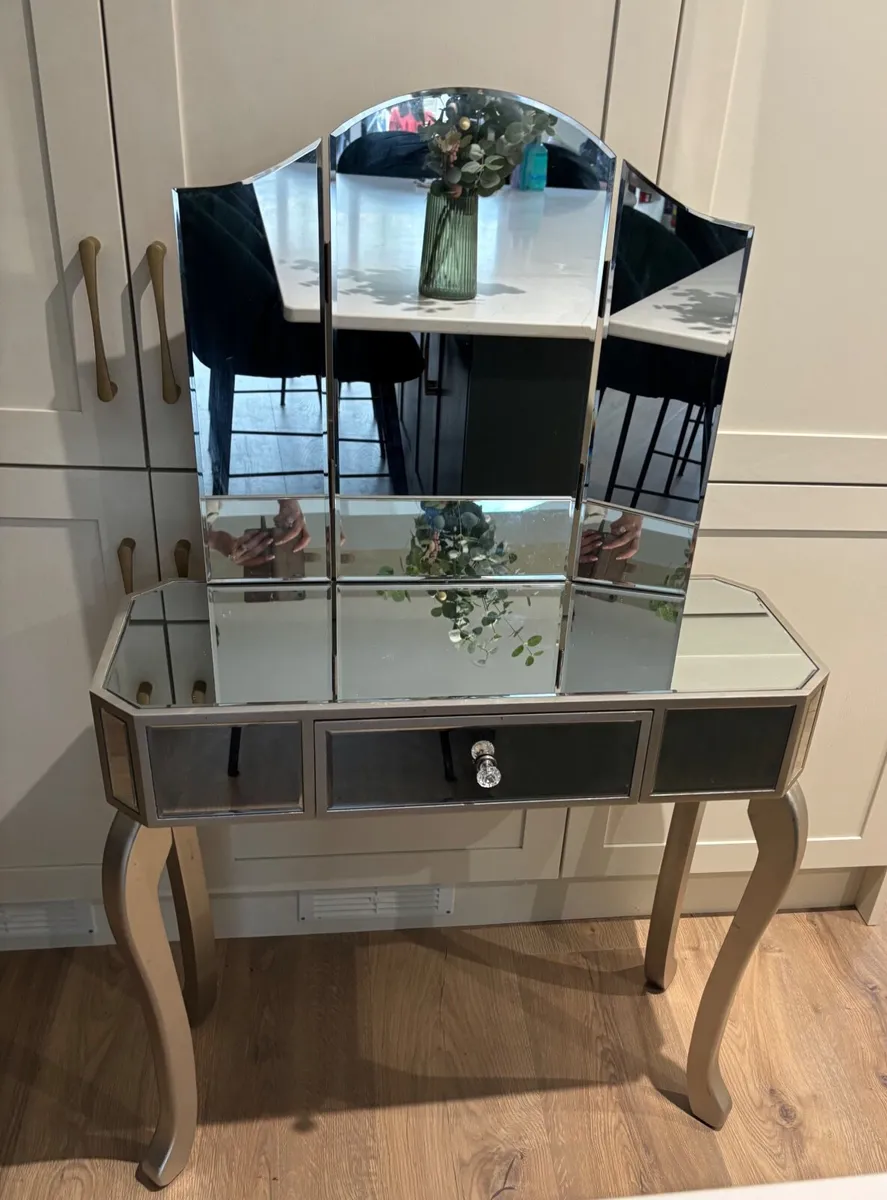 Vanity make up table - Image 2