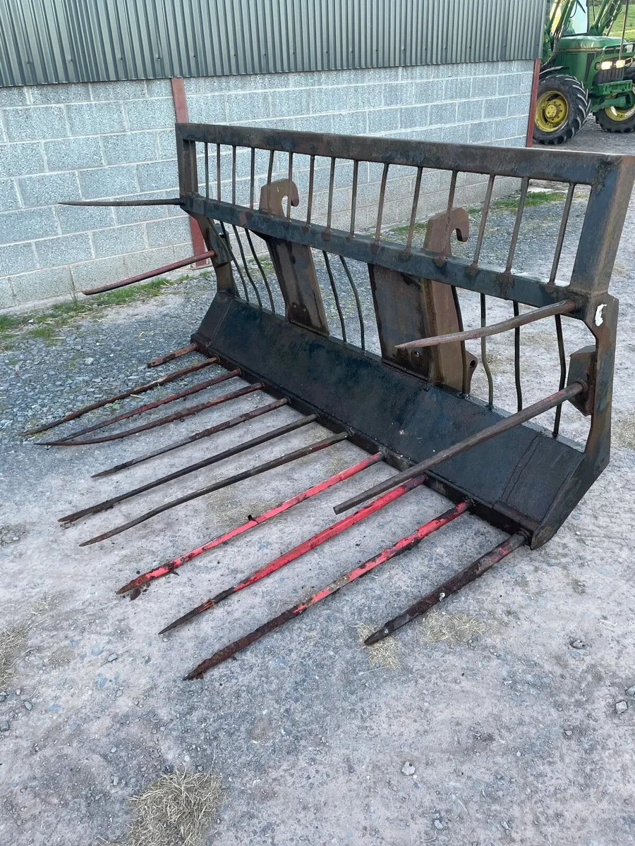 Buckrake JCB brackets - Image 1