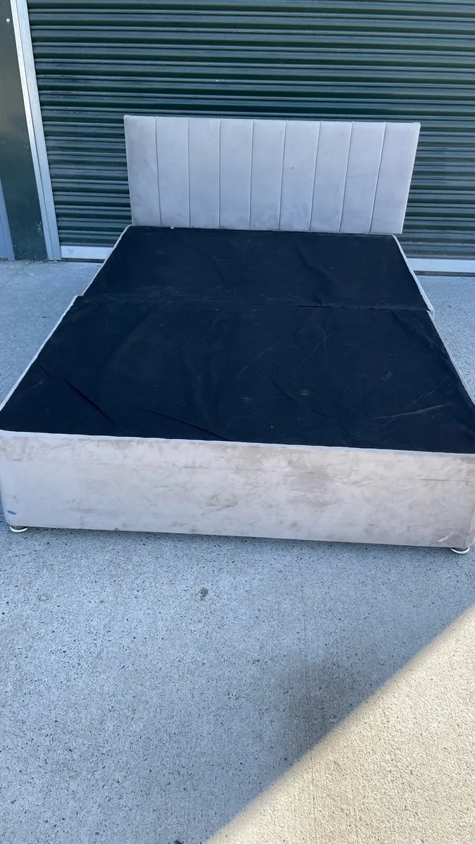 Double bed with headboard - Image 1
