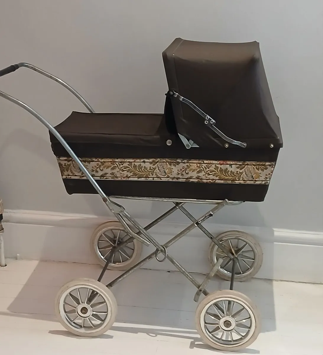 Vintage Pedigree Dolls Pram from  1970s - Image 3