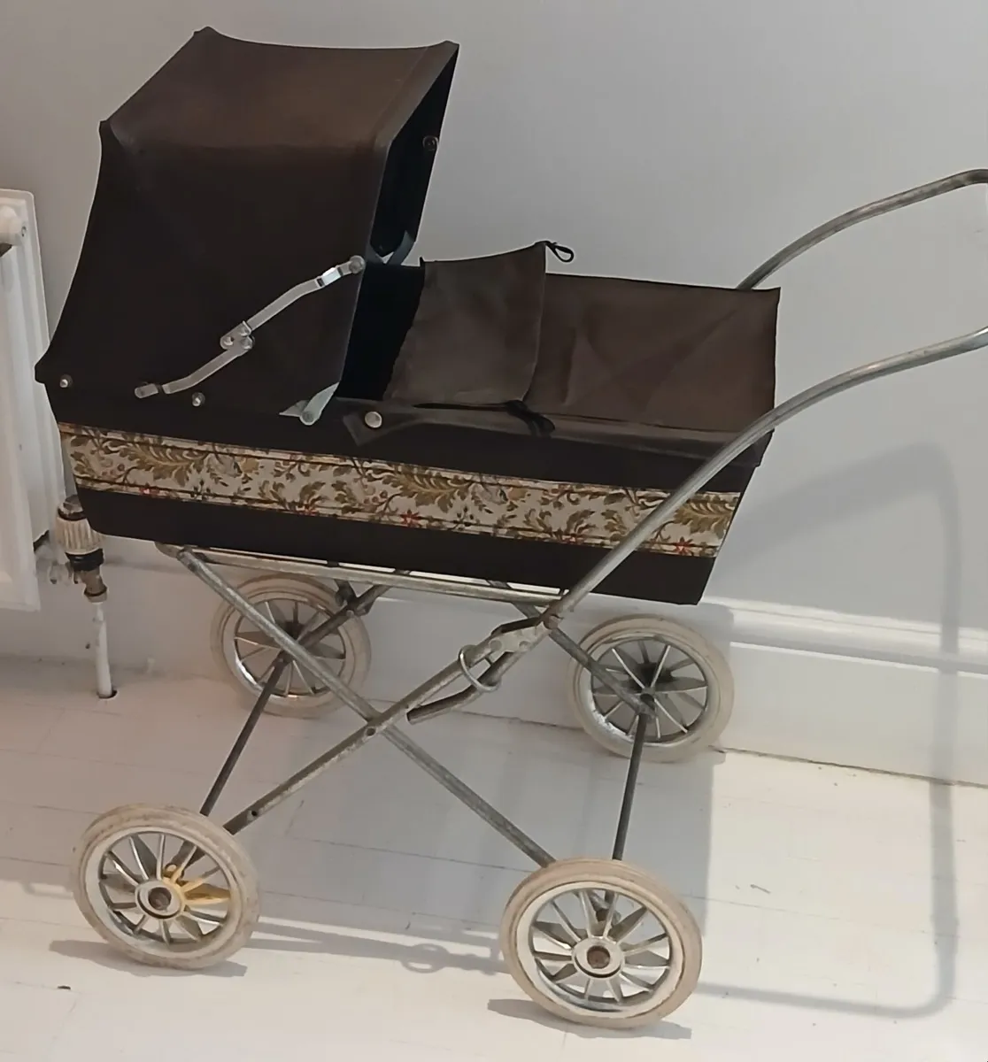 Vintage Pedigree Dolls Pram from  1970s - Image 4