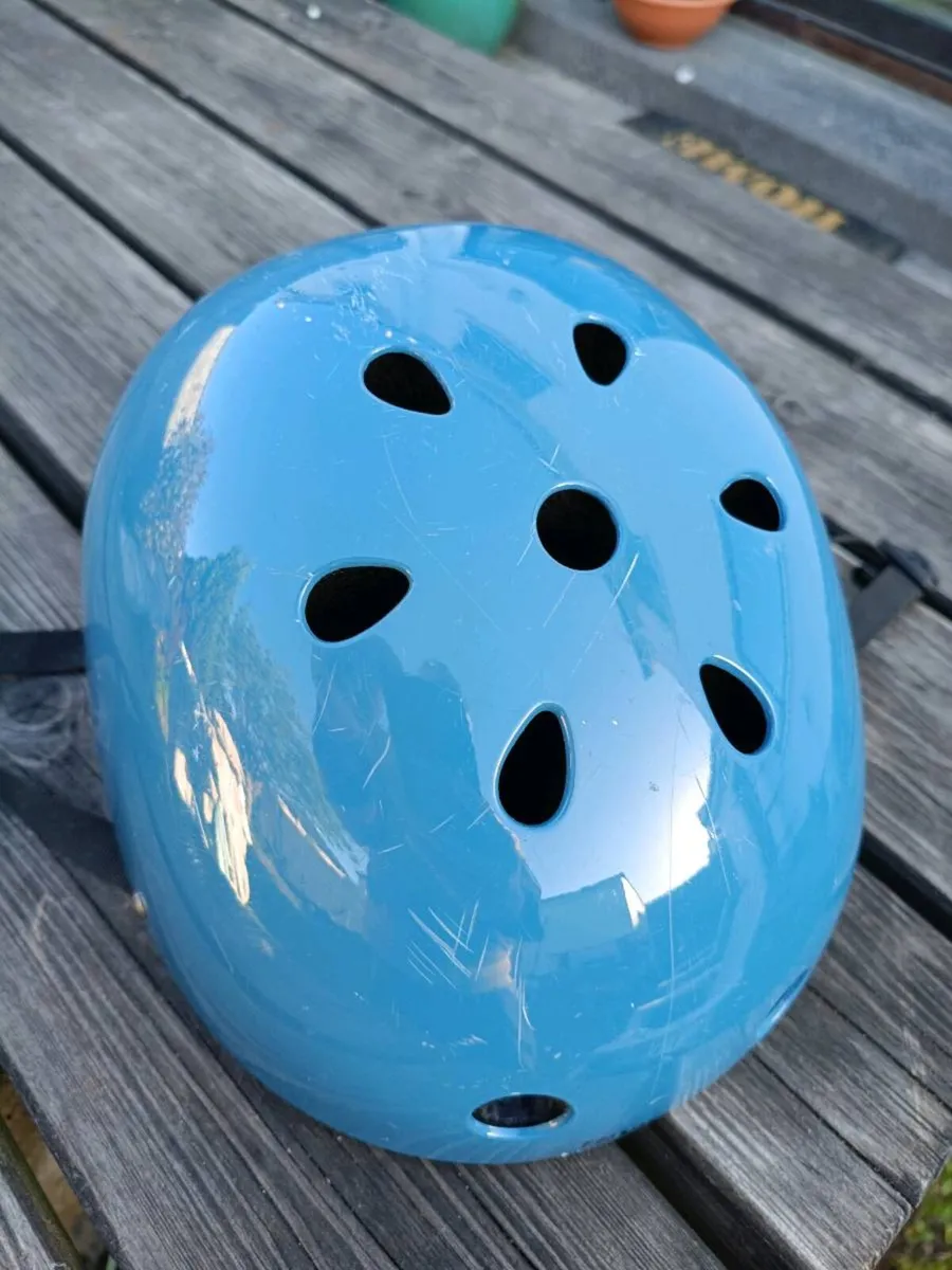 Coconuts childs helmet suits 6-9yrs - Image 3