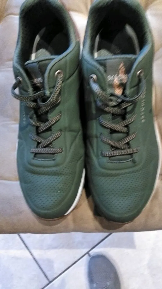 Ladies slip on trainers - Image 1
