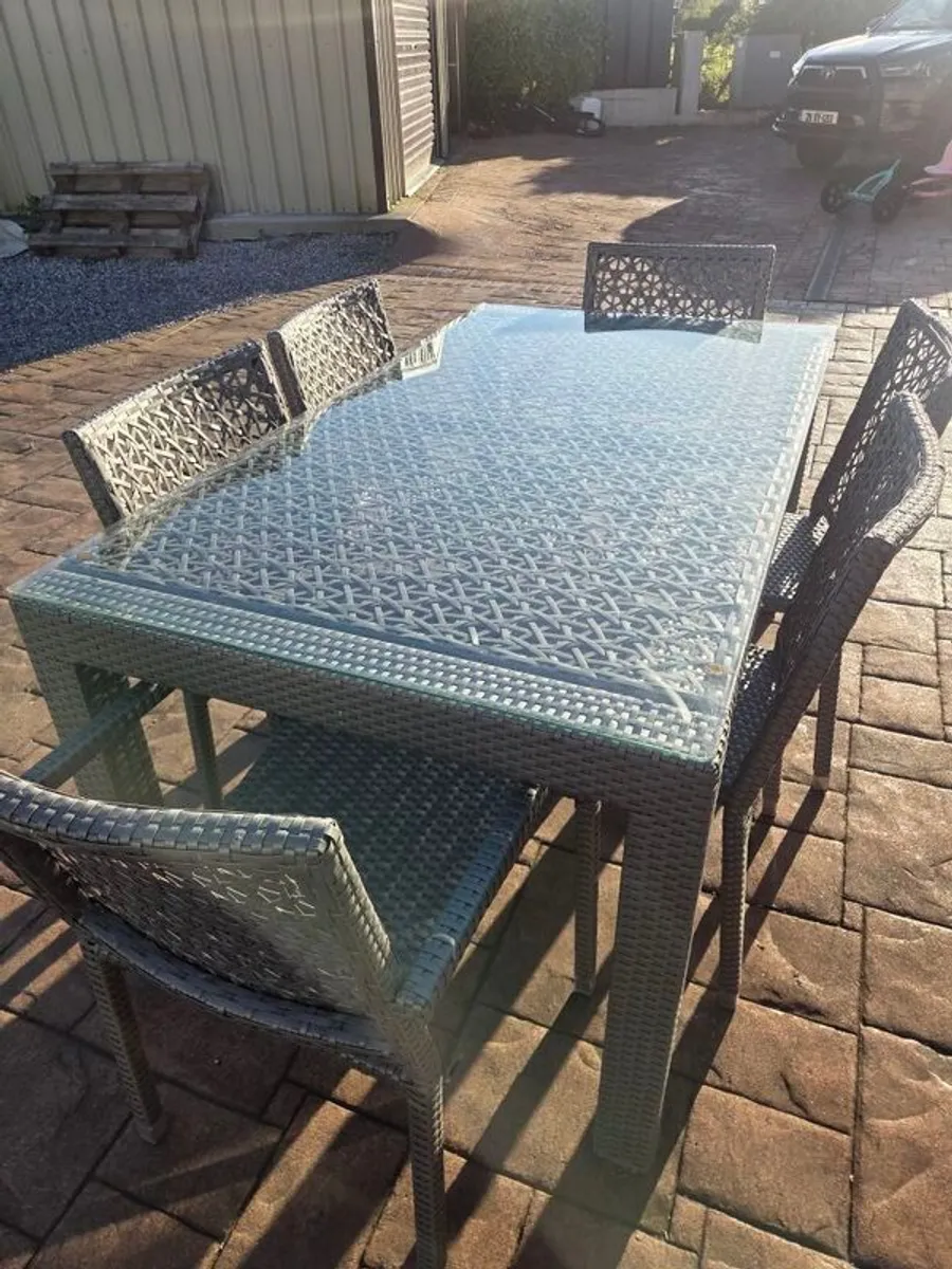 Garden table - Image 1
