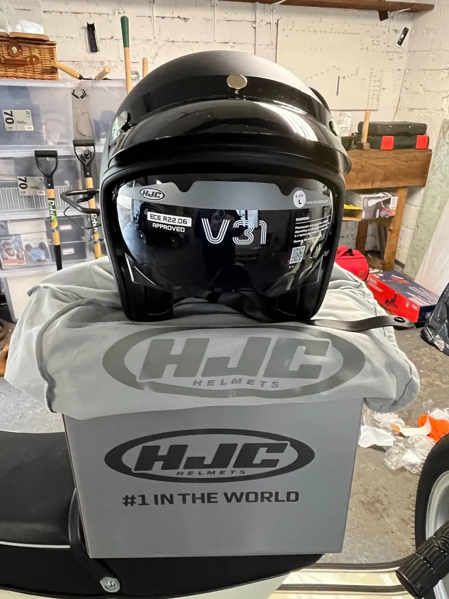 HJC Motorbike Helmet Medium NEW - Image 1