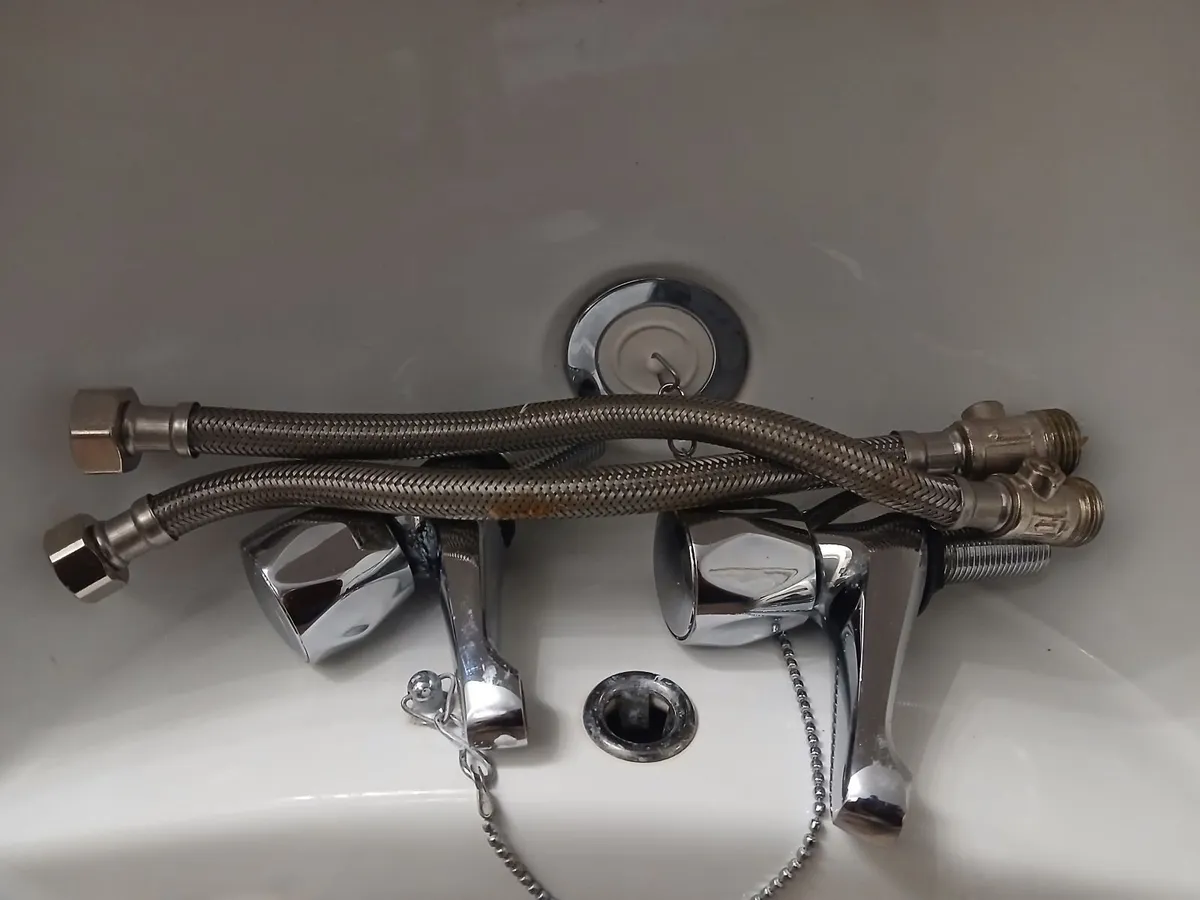 Bathroom sink - Image 1