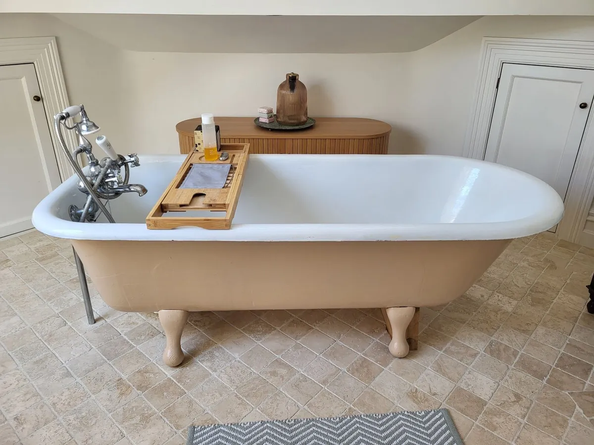 Cast iron antique rolltop bath tub - Image 1