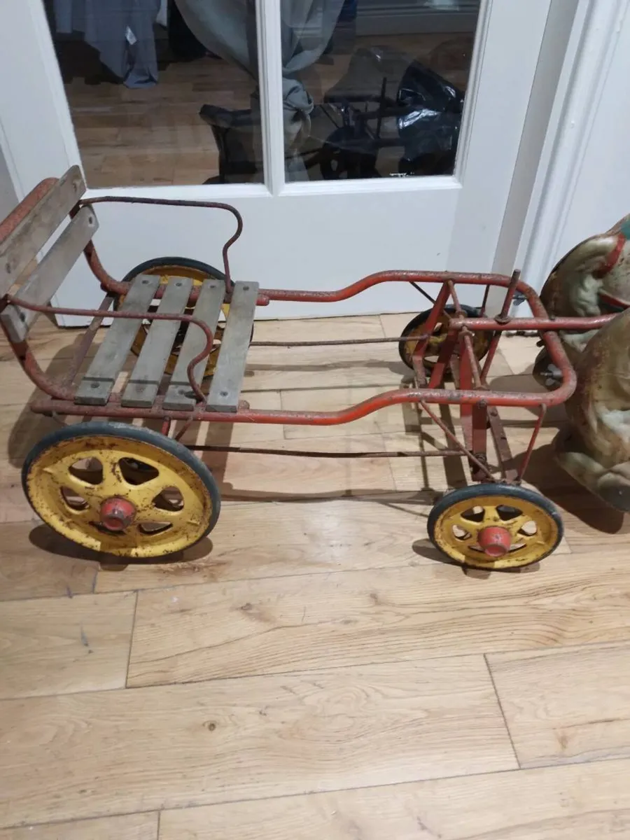 Antique horse and carriage - Image 1