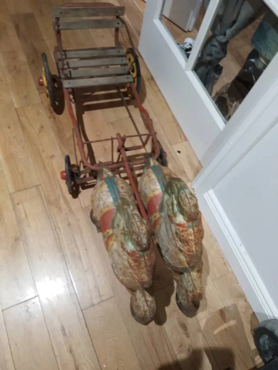 Antique horse and carriage - Image 3