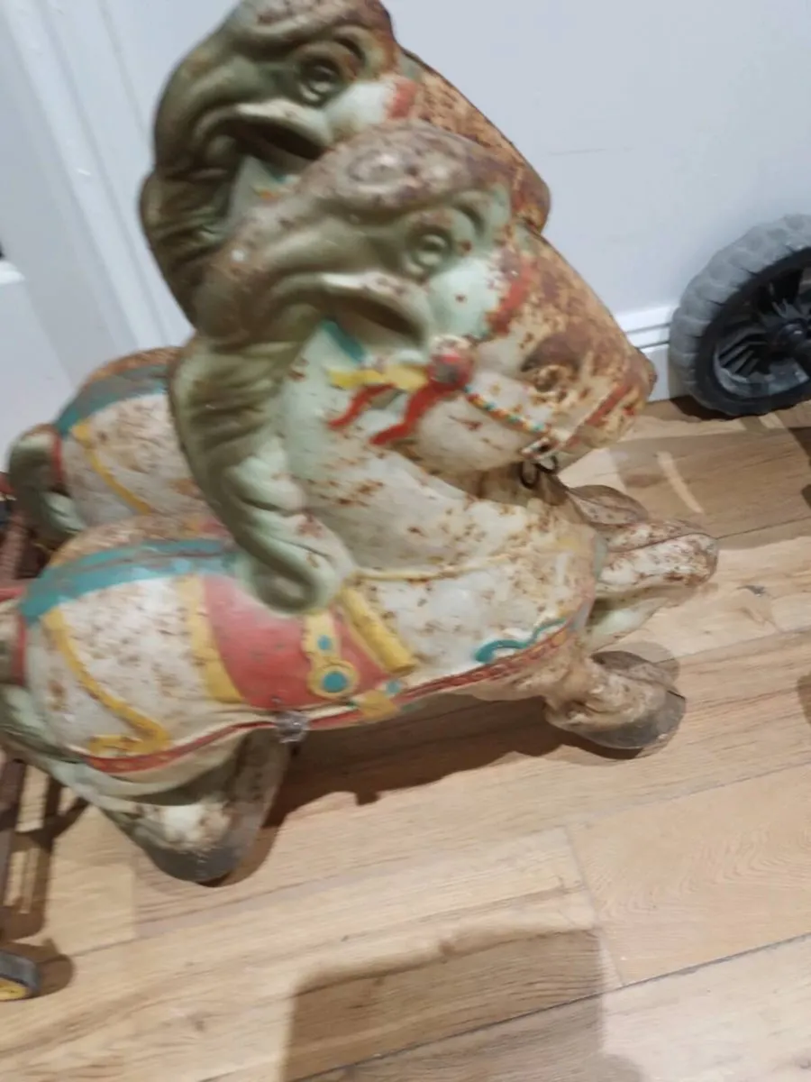 Antique horse and carriage - Image 4
