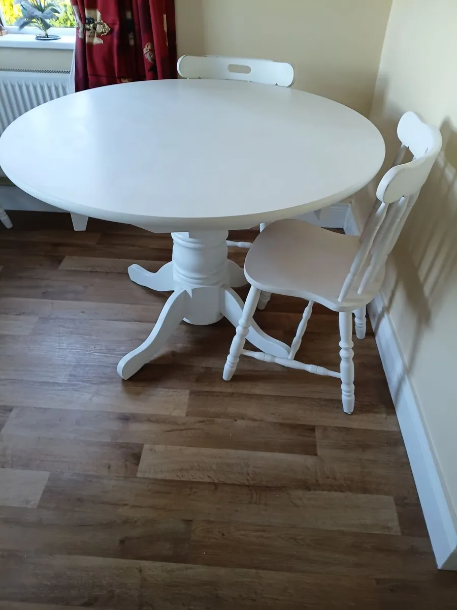 Table and Chairs - Image 3
