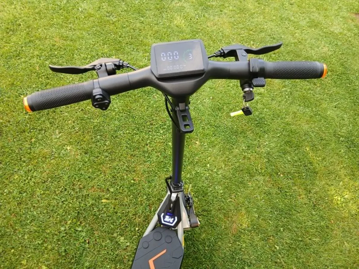 Brand New KuKirin A1 Electric Scooter  800W 45 kmh 45 km Range Brand new,delivery available, 6monnth warranty - Image 3