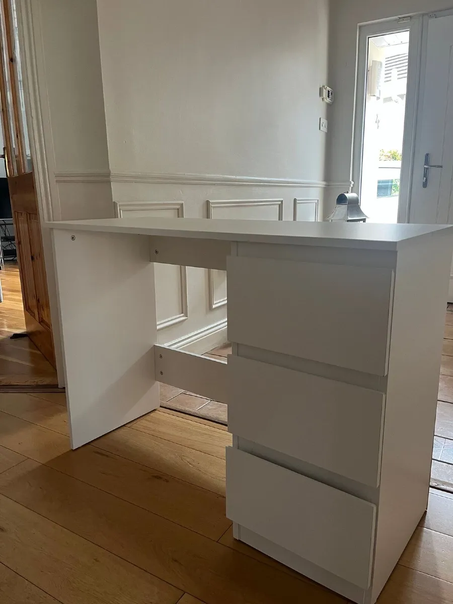 Dressing table with LED mirror - Image 2