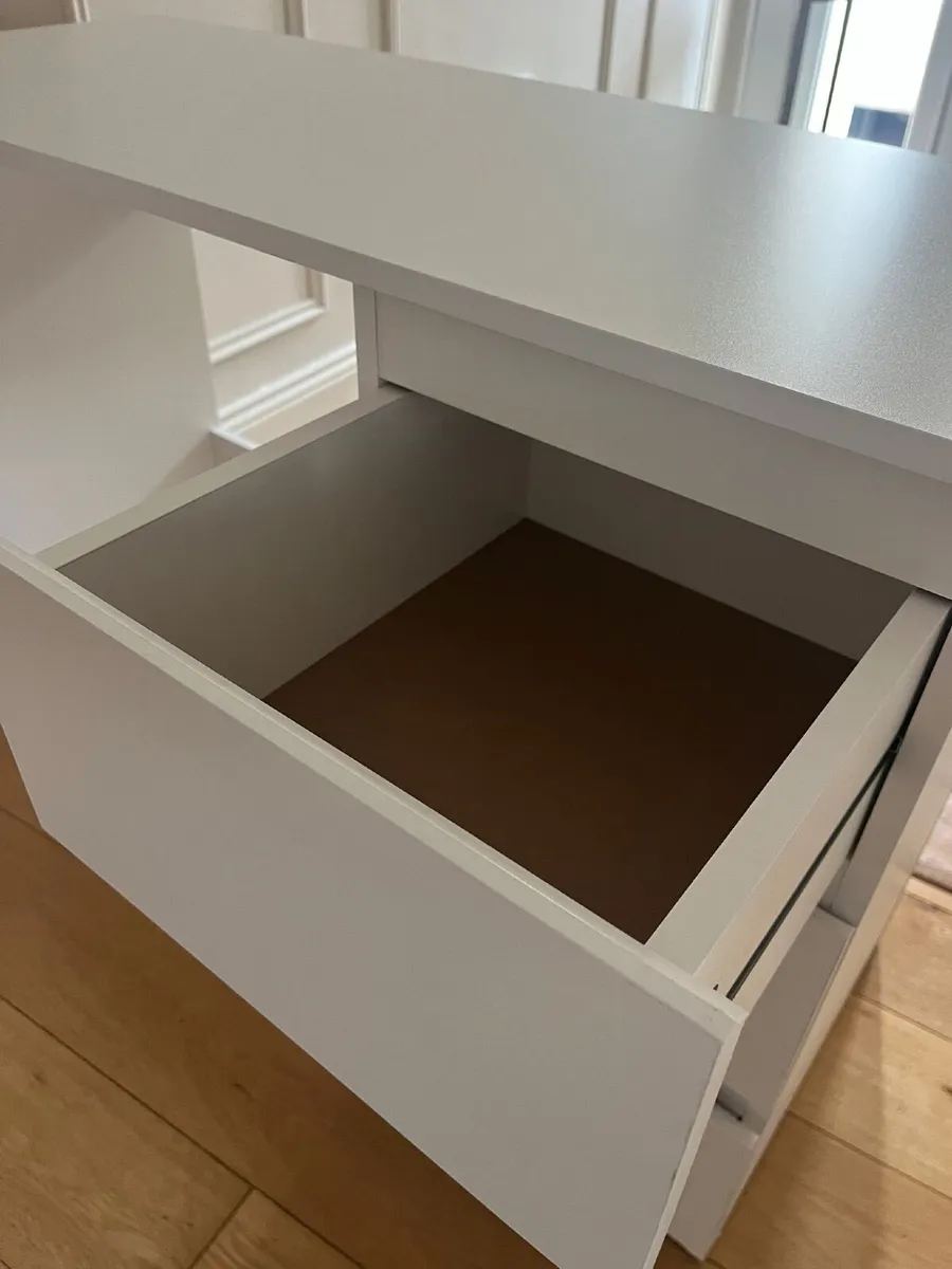Dressing table with LED mirror - Image 3