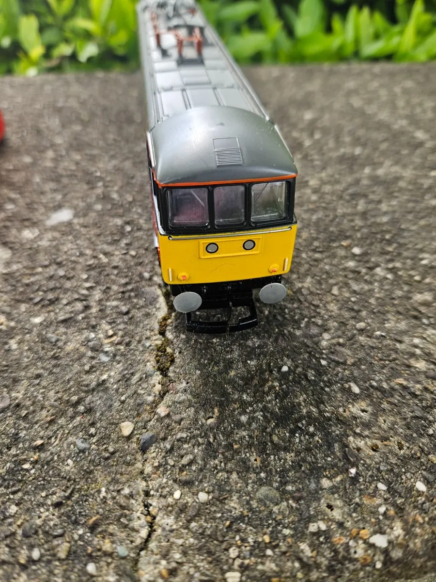 Hornby OO Gauge Virgin Train Engine - Image 2