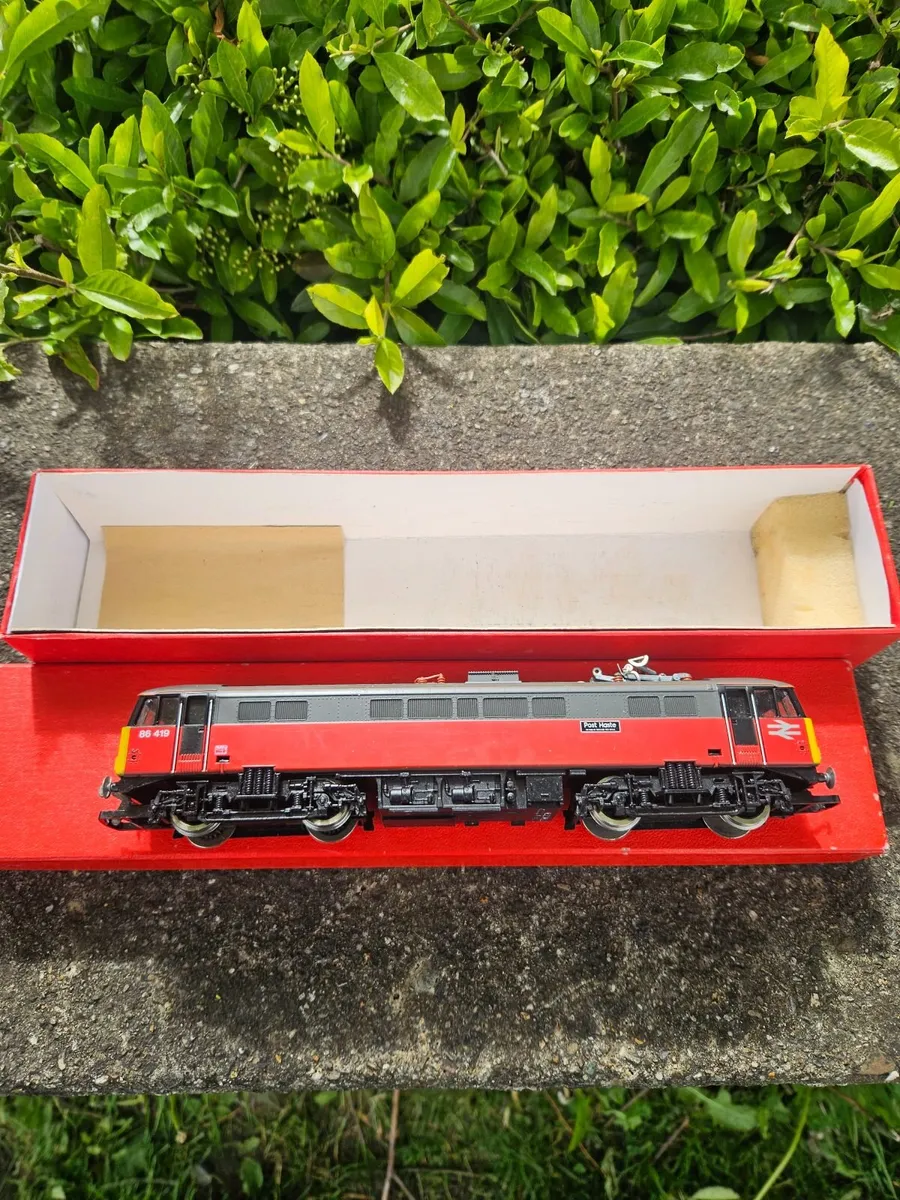 Hornby OO Gauge Virgin Train Engine - Image 1