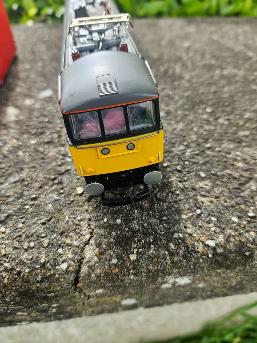 Hornby OO Gauge Virgin Train Engine - Image 4