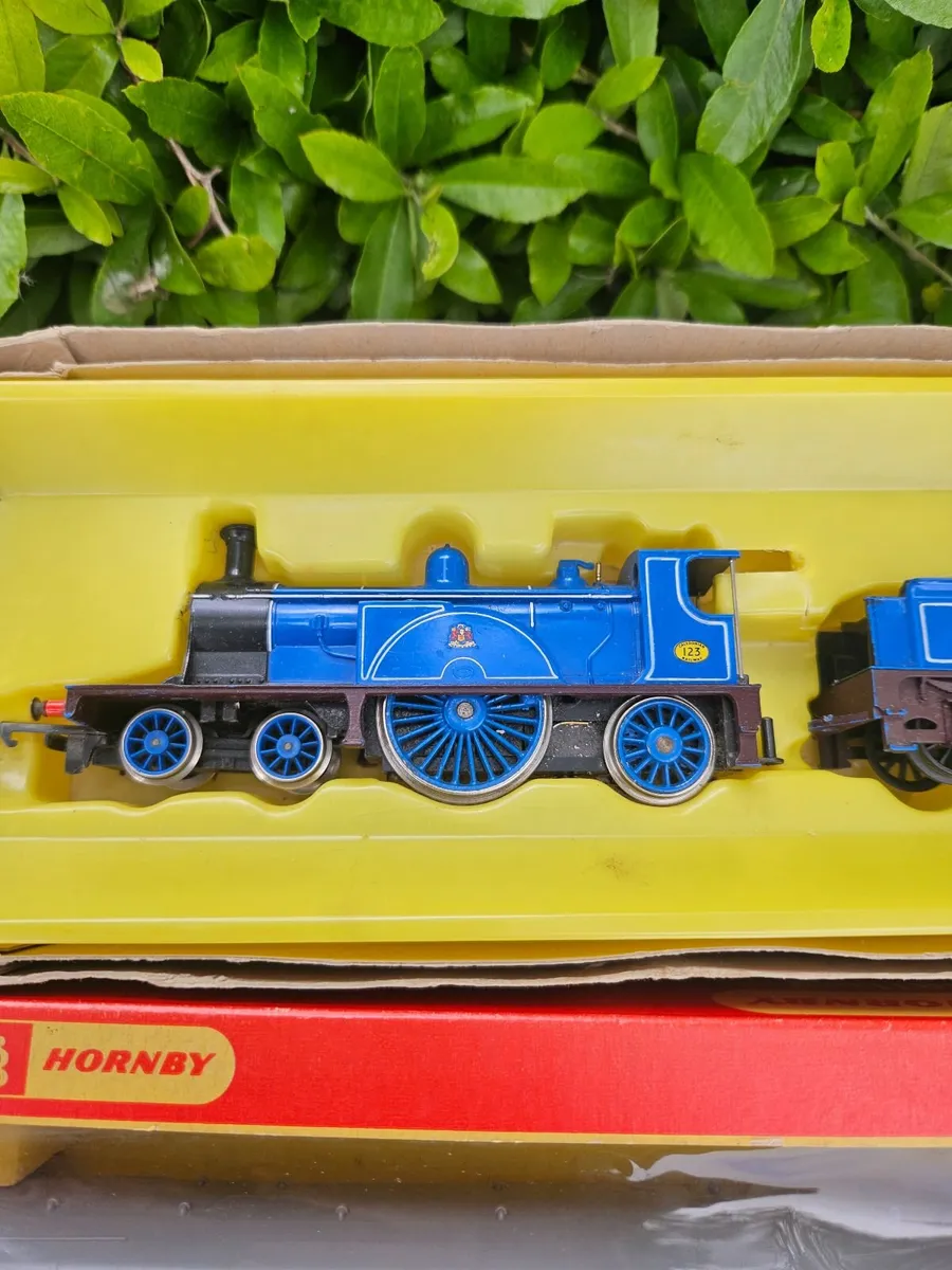 Hornby OO Gauge Caledonian Steam Engine & 4 Carrai - Image 2