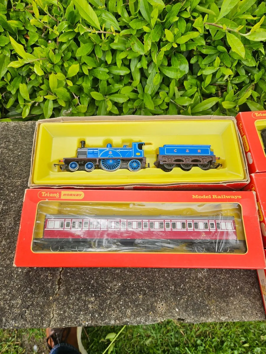 Hornby OO Gauge Caledonian Steam Engine & 4 Carrai - Image 3