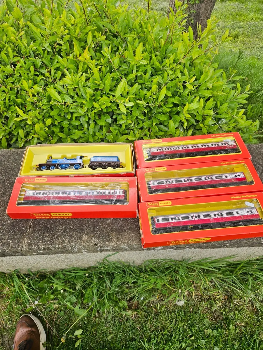 Hornby OO Gauge Caledonian Steam Engine & 4 Carrai - Image 1