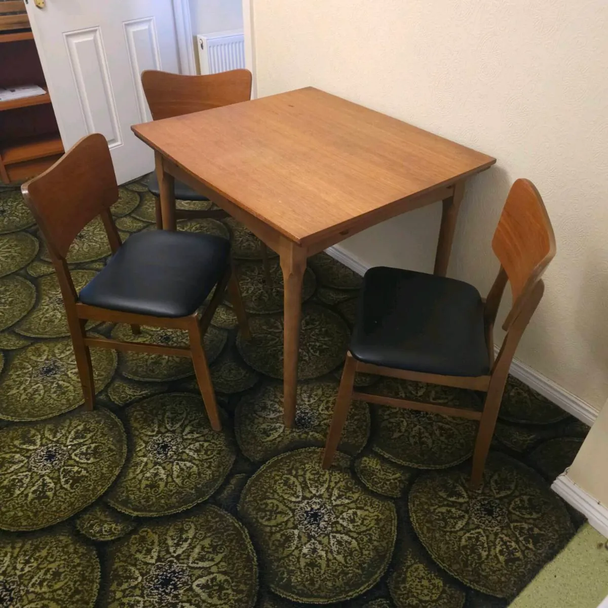 Table and chairs - Image 1