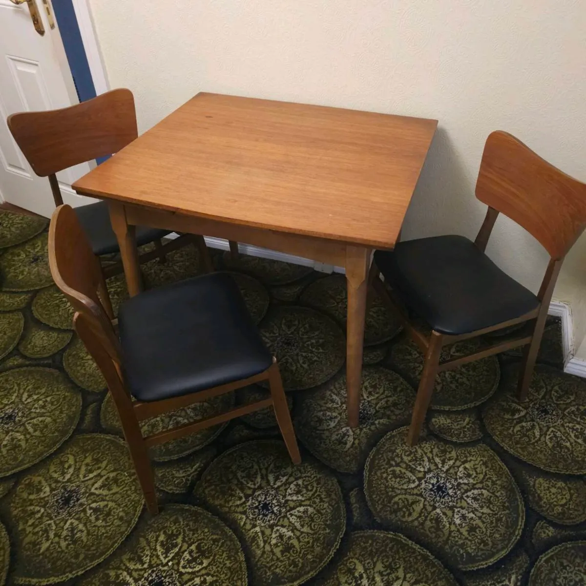 Table and chairs - Image 2