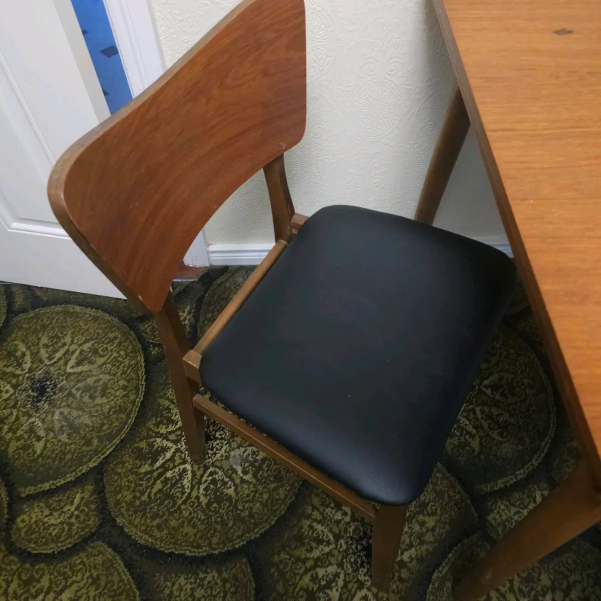 Table and chairs - Image 3