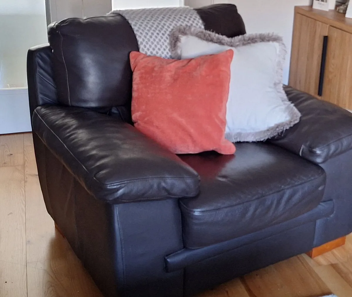 3 Piece Suite - Image 2