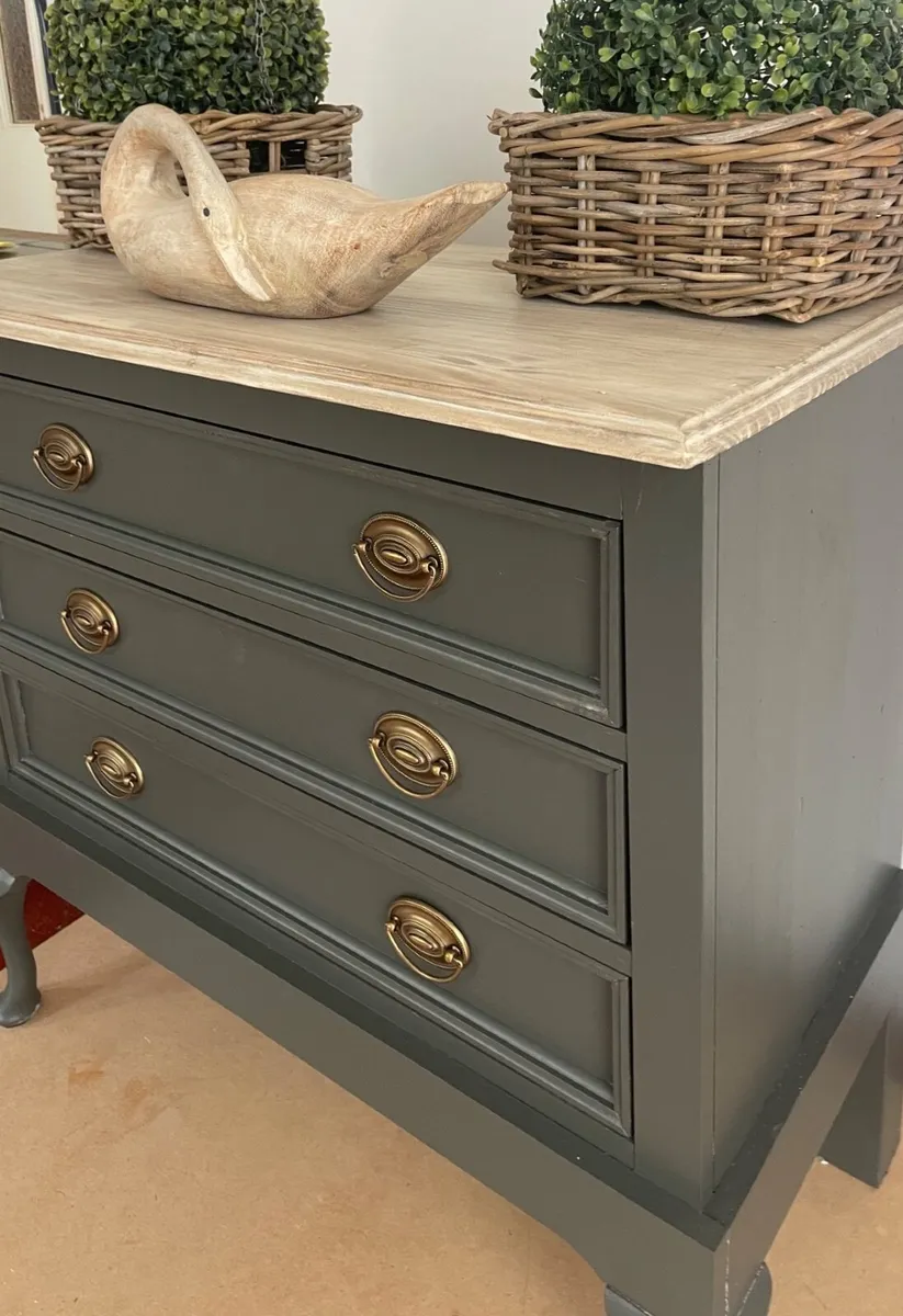 Deep green chest of drawers in VGC - Image 1