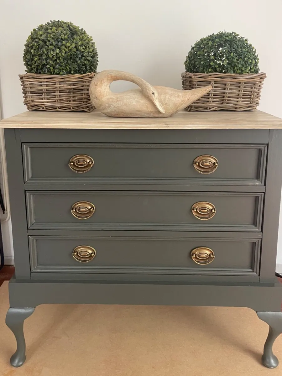 Deep green chest of drawers in VGC - Image 2