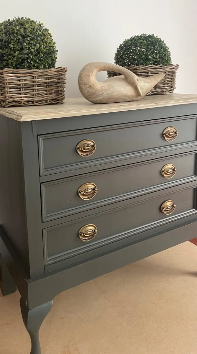 Deep green chest of drawers in VGC - Image 3