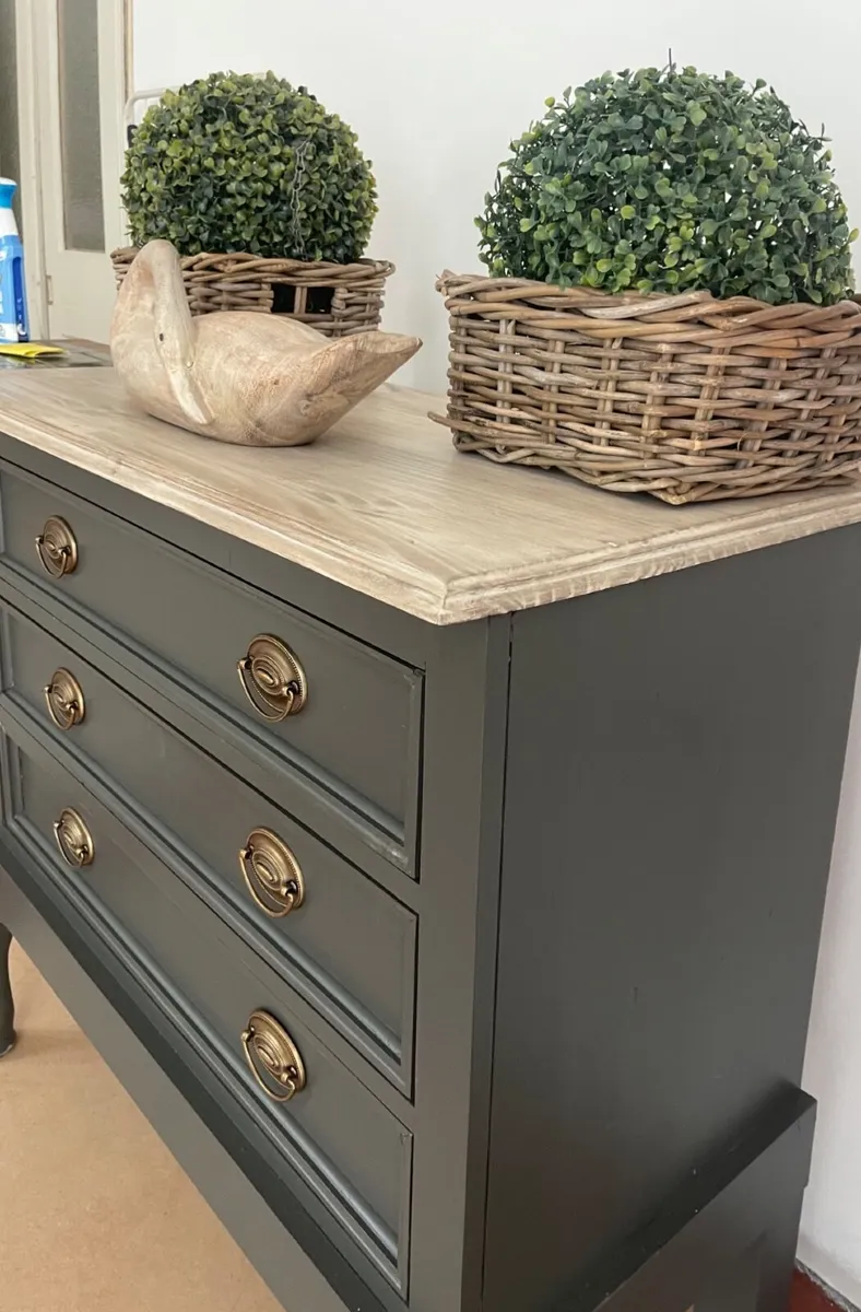 Deep green chest of drawers in VGC - Image 4