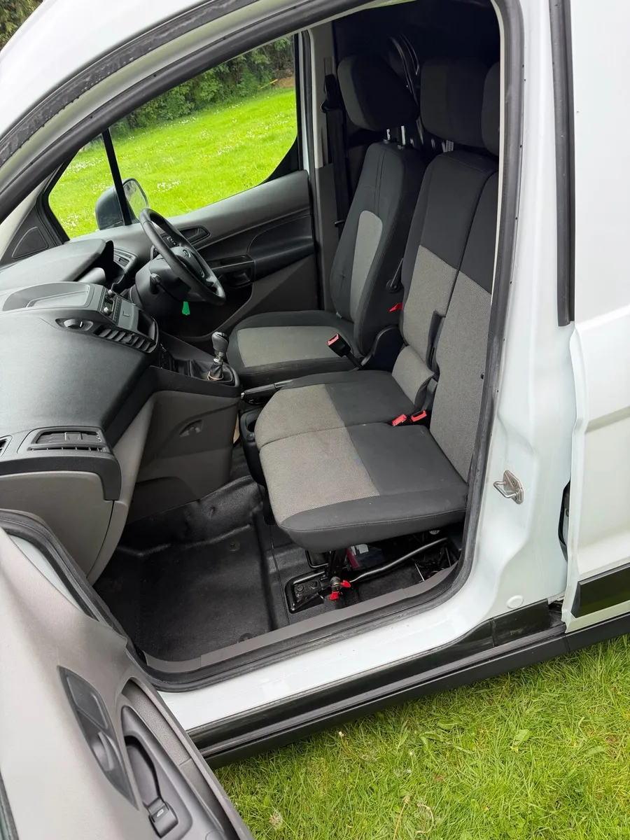 Only 44kms 2023 Ford transit Connect - Image 4