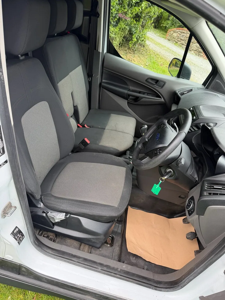 Only 44kms 2023 Ford transit Connect - Image 3
