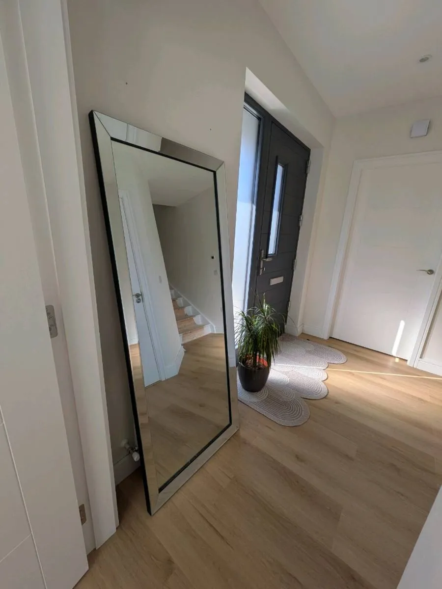 Large Mirror in good condition - Image 1