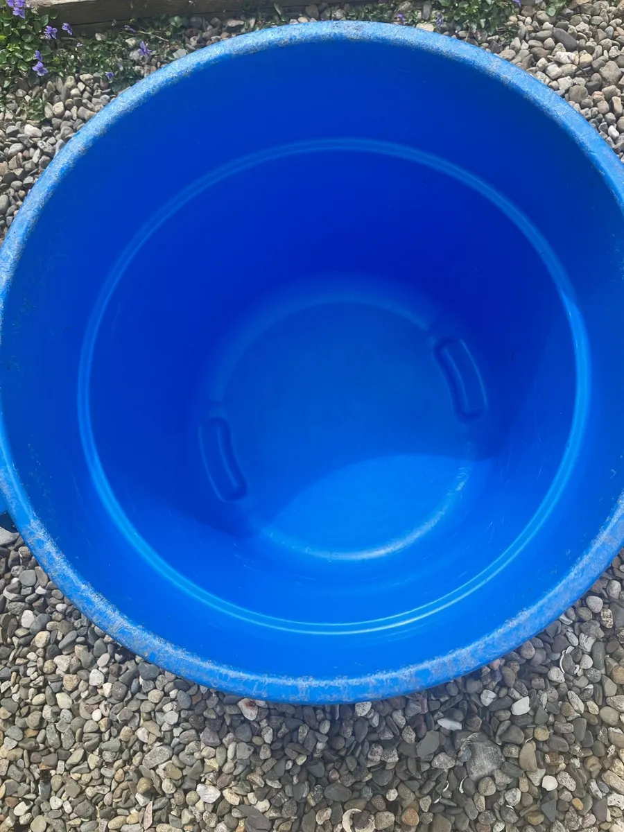 Rubbermaid container - Image 1