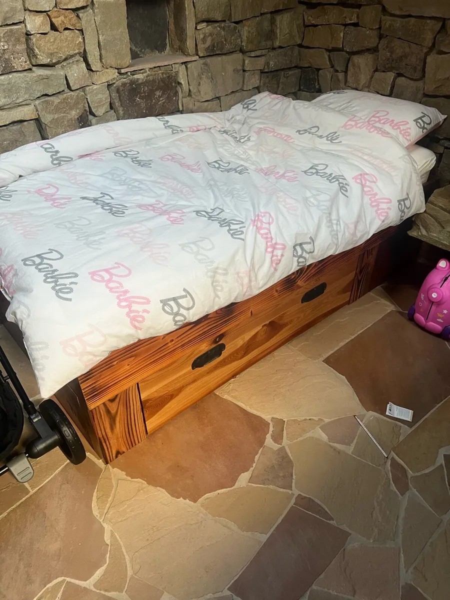 Single beds - Image 1