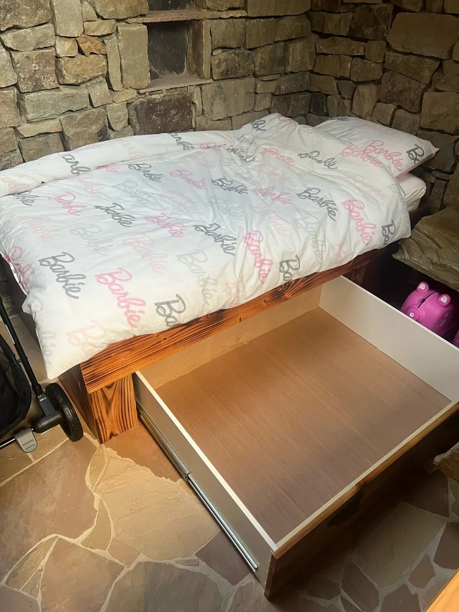 Single beds - Image 2