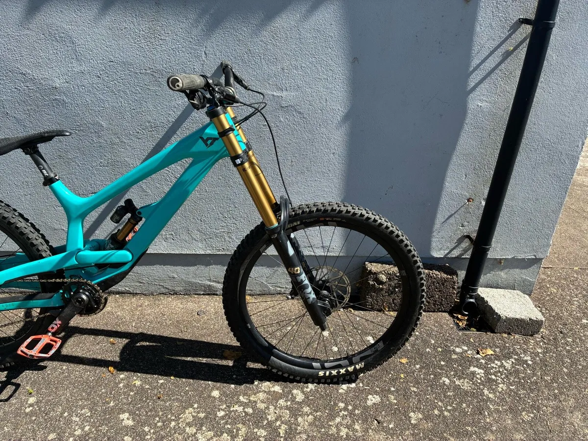 YT Tues downhill bike size large 27.5 - Image 2