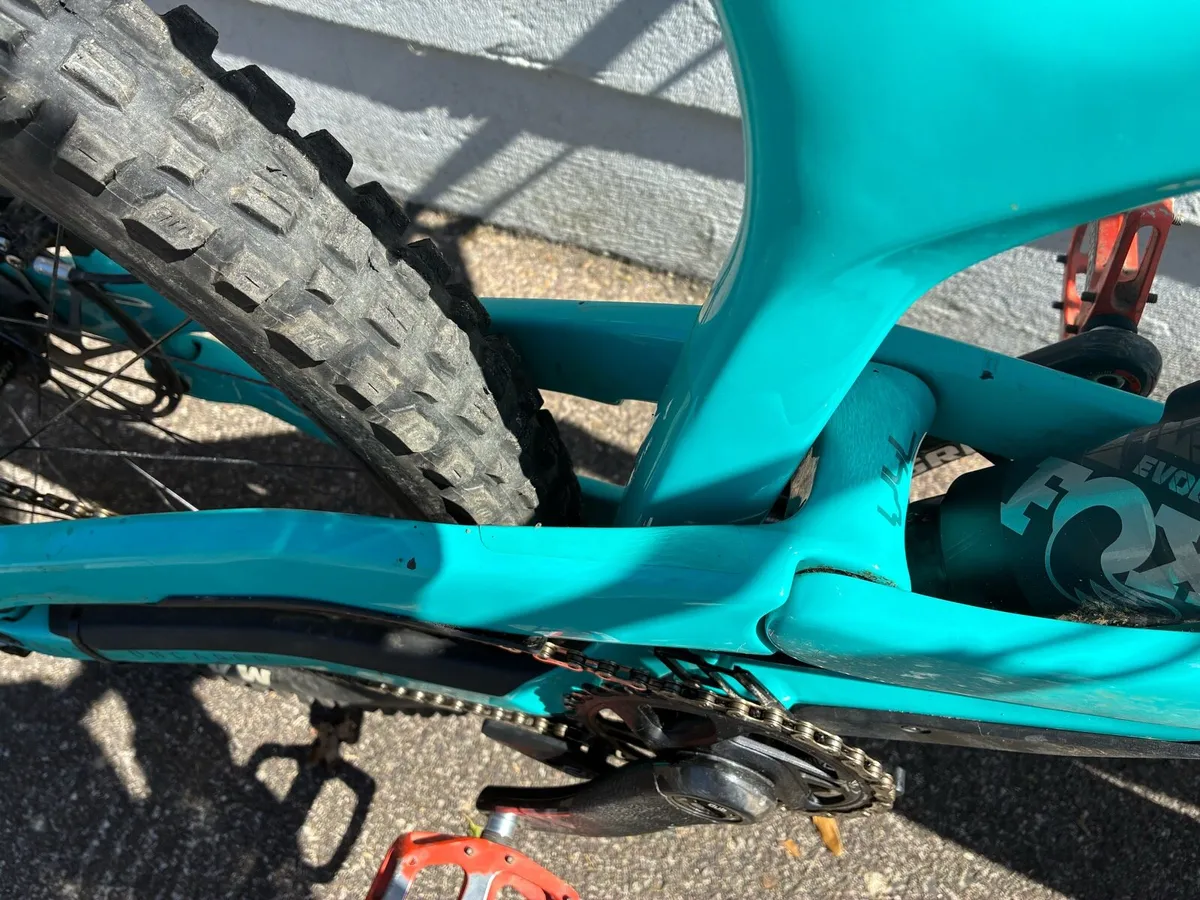 YT Tues downhill bike size large 27.5 - Image 4
