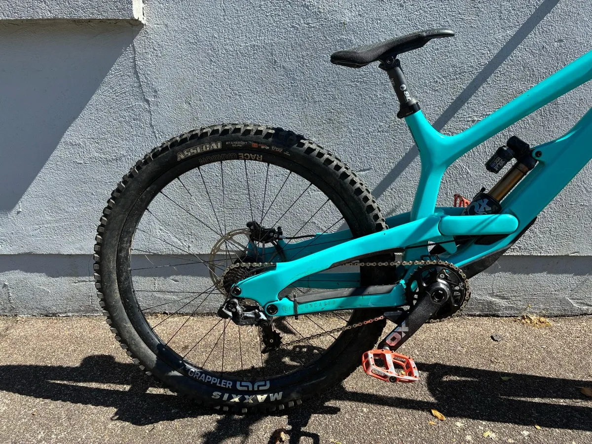 YT Tues downhill bike size large 27.5 - Image 3