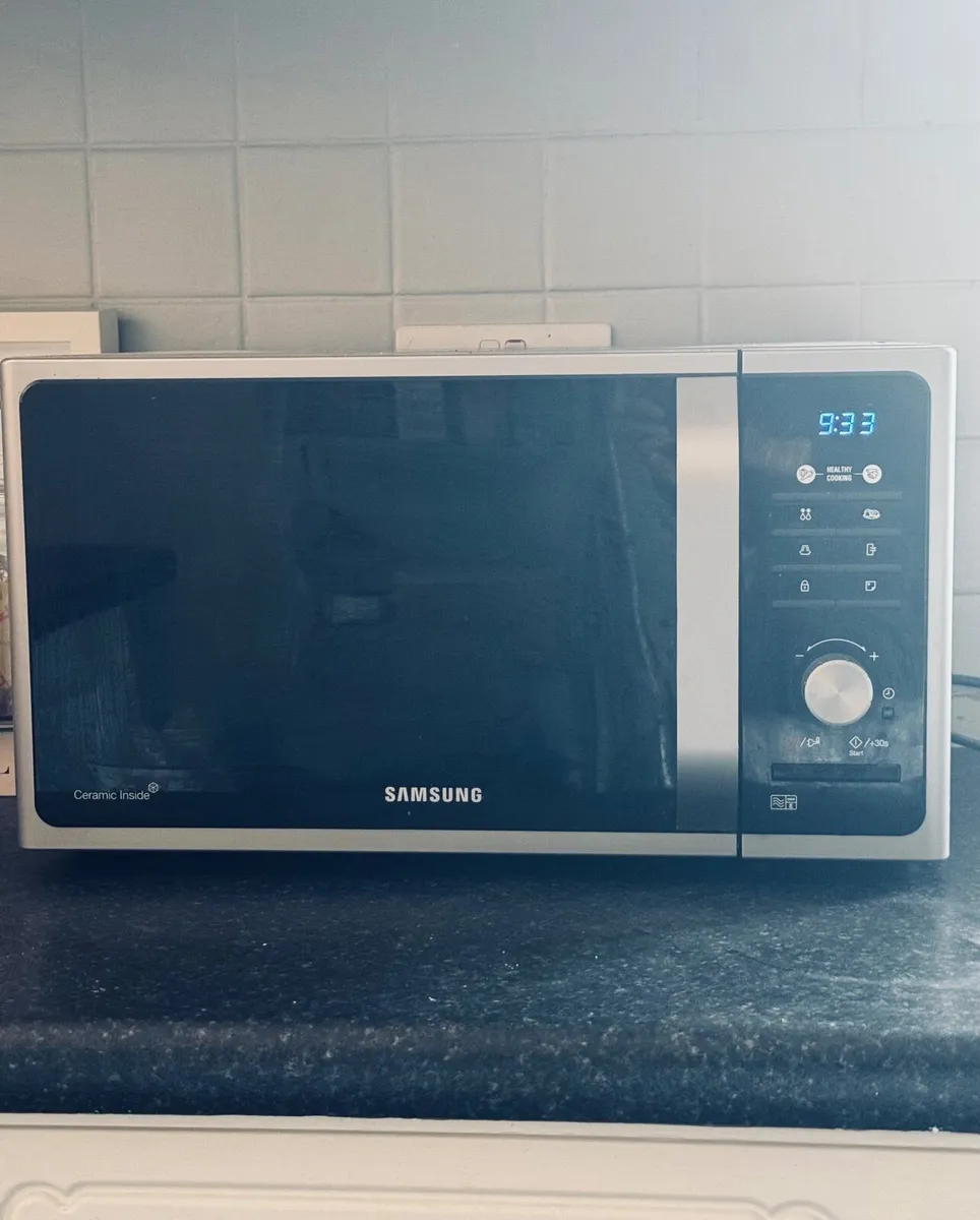 Samsung Microwave 23L 800W | Like New - Image 1