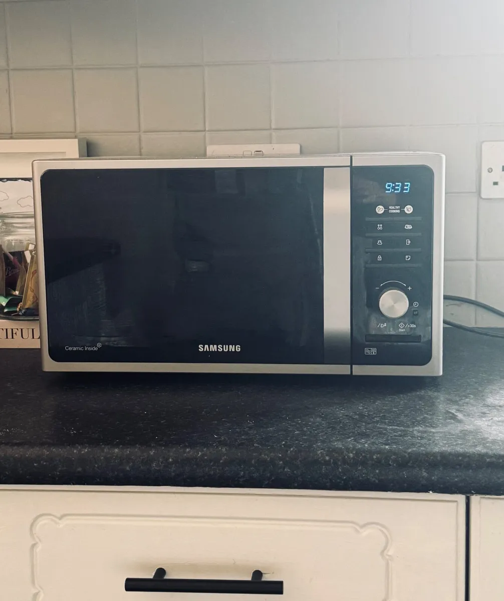 Samsung Microwave 23L 800W | Like New - Image 4