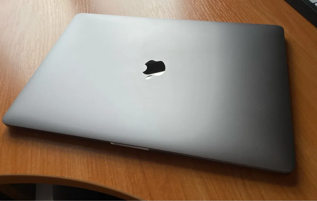 Apple MacBook Pro 2018 15.4 in - Image 4