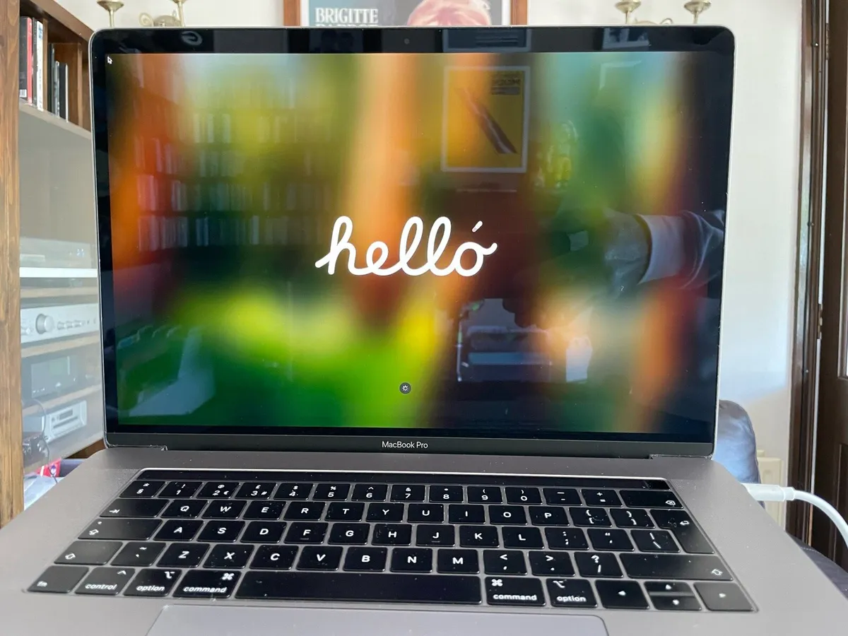 Apple MacBook Pro 2018 15.4 in - Image 2