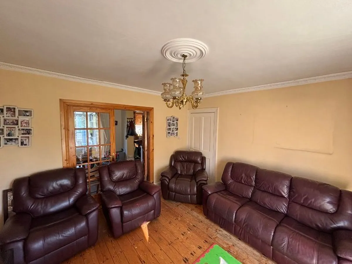 Sofa & 3 recliner chairs - Image 1