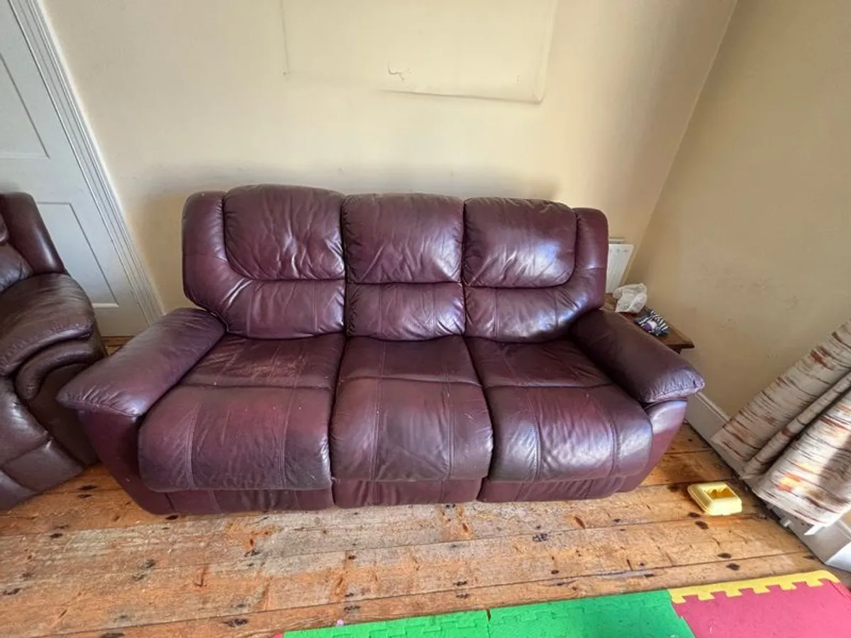 Sofa & 3 recliner chairs - Image 3